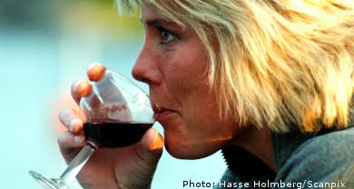 Breastfeeding women 'may drink wine'