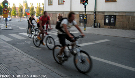 Let city cyclists run red lights: politicians