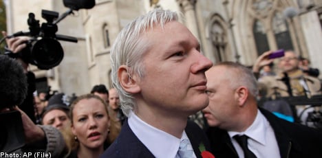 Assange's mother fearful of Swedish prison