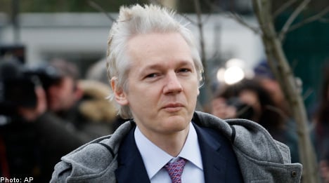 Assange given 'surrender notice' by UK police