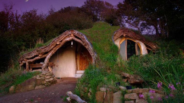 Front side of a hobbit house<br>The front side of Simon Dale's family hobbit house, built in a remote part of Wales.Photo: www.simondale.net 