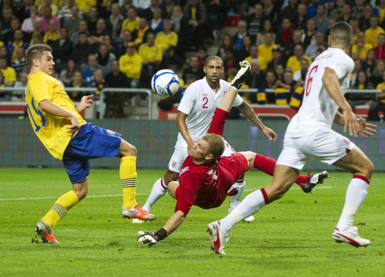 Sweden's Kacaniklic attempts to pass English goalkeeper HartPhoto: Fredrik Sandberg/Scanpix