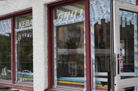 A local pizza shop had its windows smashedPhoto: Sanna Håkansson