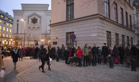 Swedes in ‘ring of peace’ synagogue protest
