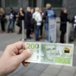 Swedes queue to cash in on new kronor notes