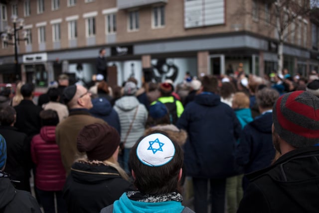 Hundreds join kippah walk in northern Sweden to protest against Nazi threats