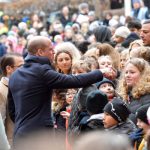 Prince William greeting the children.Photo: Jonas Ekströmer/ TT