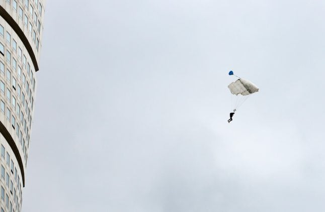 Daredevil hurt after Stockholm parachute jump goes awry