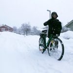This girl braves taking her bicycle out in the snow. Photo: Gustav Sjöholm/ TT