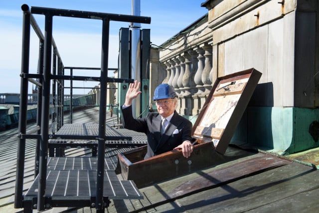 IN PICTURES: Sweden’s King installs solar panels on the roof of Stockholm Royal Palace