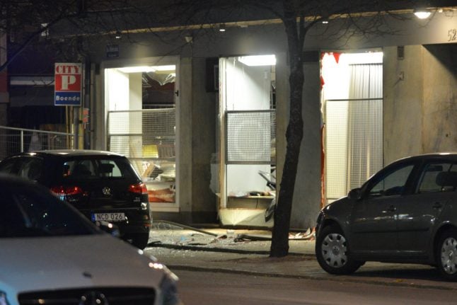 Swedish bomb experts secure shops after overnight explosion